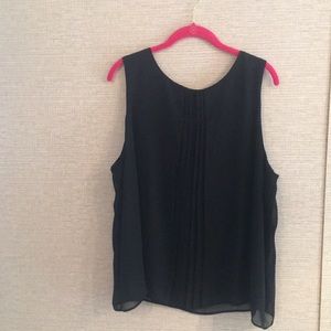 Sleeveless tank with shell lining attached
